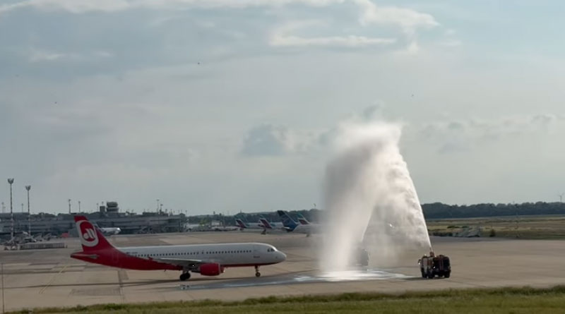 Die slovenische EM-Mannschaft kommt mit einem Sundair Airbus A320 (D-ASGK) in Air Berlin Bemalung in Düsseldorf an.